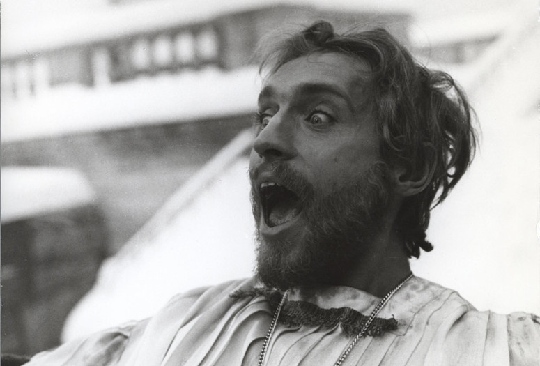 An Unusual Exhibition (Arachveulebrivi gomopena/Neobyknovennaya vystavka). 1968. USSR. Directed by Eldar Shengelaia. Image courtesy of UC Berkeley Art Museum and Pacific Film Archive