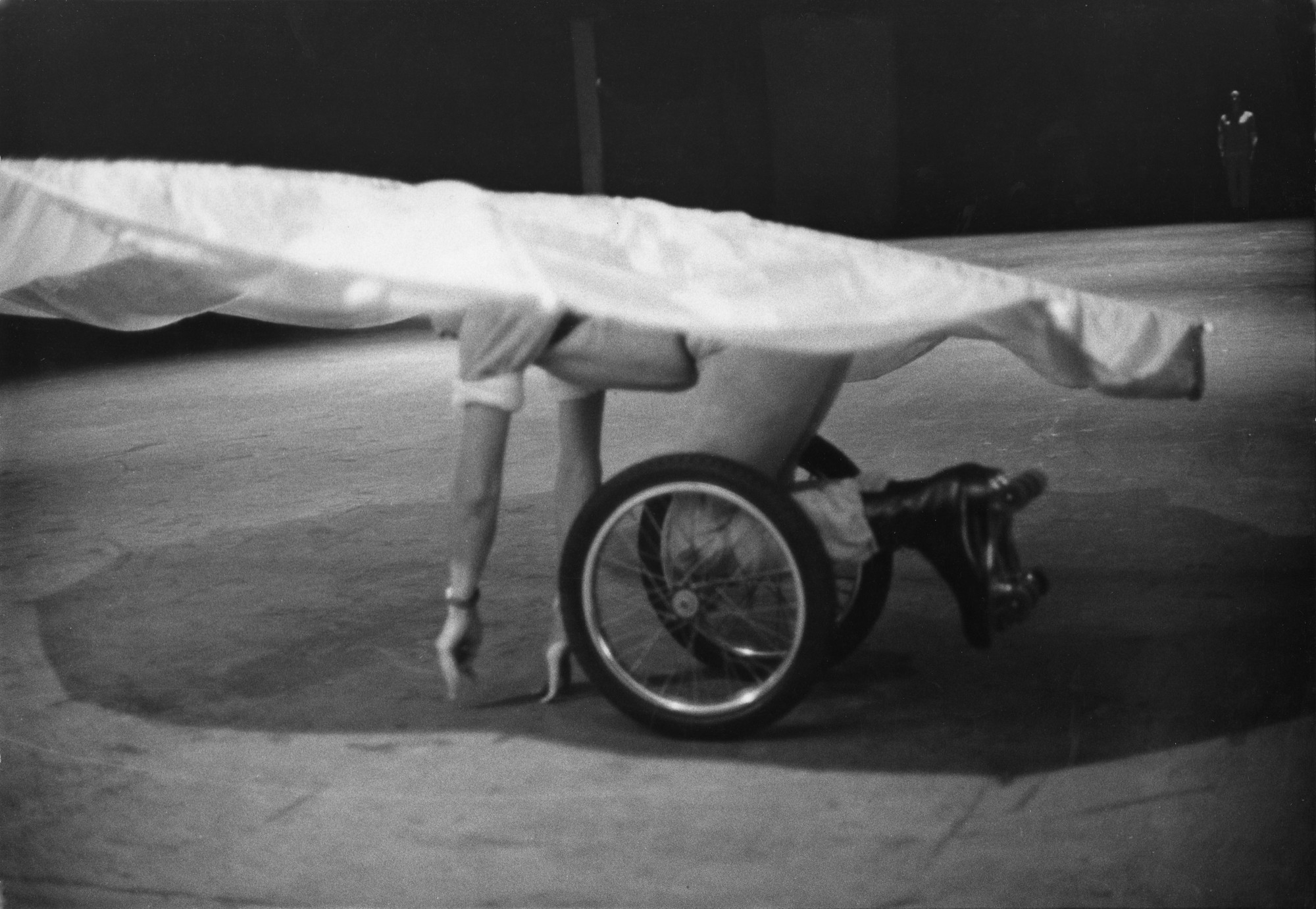 Elisabeth Novick’s photograph of Robert Rauschenberg in _Pelican_, 1963. Performed at First New York Theater Rally Concert III, former CBS studio, New York, May 25, 1965. © Elisabeth Novick/Licensed by Arena PAL, London. Courtesy of Robert Rauschenberg Foundation, New York