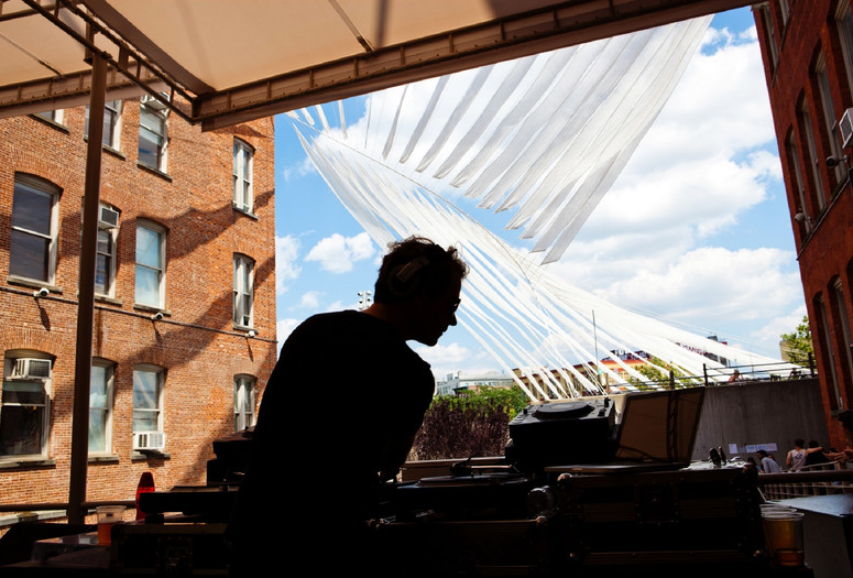 Warm Up on July 9, 2011, presented at MoMA PS1 as part of Warm Up 2011. Photo by Avery McCarthy.