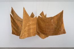 Aurèlia Muñoz. Águila Beige (Brown Eagle). 1977. Macramé with hand-dyed sisal and jute yarn, 72 × 156 × 150" (182.9 × 396.2 × 381 cm). Committee on Architecture and Design Funds. Digital image © 2019 The Museum of Modern Art, New York. Photo: Jonathan Muzikar