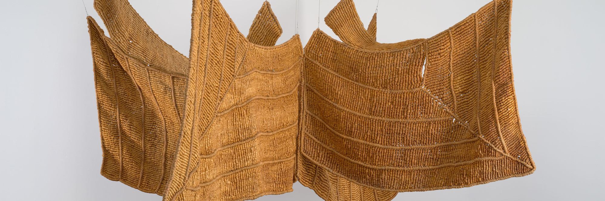 Aurèlia Muñoz. Águila Beige (Brown Eagle). 1977. Macramé with hand-dyed sisal and jute yarn, 72 × 156 × 150" (182.9 × 396.2 × 381 cm). Committee on Architecture and Design Funds. Digital image © 2019 The Museum of Modern Art, New York. Photo: Jonathan Muzikar