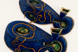 Elizabeth Murray. Dis Pair. 1990. Oil and plastic cap on canvas and wood, two parts, 10' 2 1/2" x 10' 9 1/4" x 13" (331.3 x 328.3 x 33 cm). © 2018 Estate of Elizabeth Murray / Artists Rights Society (ARS), New York. Photo: John Wronn