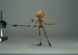Mackinnon y Saunders. Marionetas de producción de Pinocho con aparejo. 2019–20. resina impresa en 3D, acero impreso en 3D, acero, silicona, tela y pintura, 4 × 3 × 9,5" (10,2 × 7,6 × 24,1 cm). De Pinocho de Guillermo del Toro, 2022. Imagen cortesía de Netflix