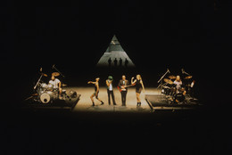 Mike Kelley, Anita Pace, Stephen Prina. Beat of the Traps. 1992. Performed in Expanded Art, Wiener Festwochen, The Remise, Vienna, Austria, 1992. Performers (from left): Jonathan “Butch” Norton, Carl Burkley, Alan Abelew, Stephen Prina, Anita Pace, M.B. Gordy. Photo: Karl Krauss. © Mike Kelley Foundation for the Arts. All Rights Reserved/VAGA at ARS, NY.⁠, Anita Pace, Stephen Prina