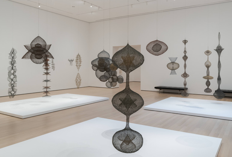 Installation view of the exhibition "Ruth Asawa: A Retrospective" October 19, 2025–February 7, 2026. IN2602.33. Photograph by Jonathan Dorado.