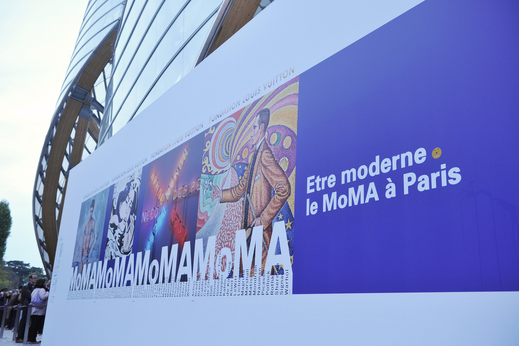 Poster for Être moderne: le MoMA à Paris, installed outside the Fondation Louis Vuitton, Paris. Photo: Farida Bréchemier. © Fondation Louis Vuitton/Farida Bréchemier