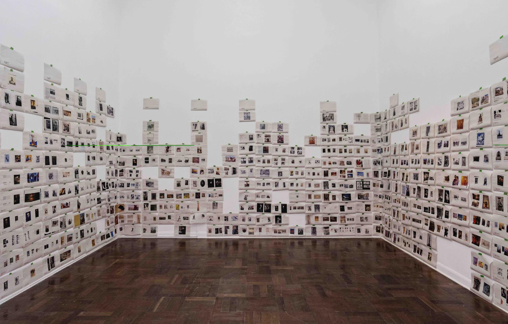 Iosu Aramburu. Atlas del modernismo andino por Iosu Aramburu. 2022. Impresión láser sobre papel, cinta adhesiva. 230 cm × ancho variable. Cortesía de Galería Livia Benavides, Lima. Foto: Katherinne Fiedler