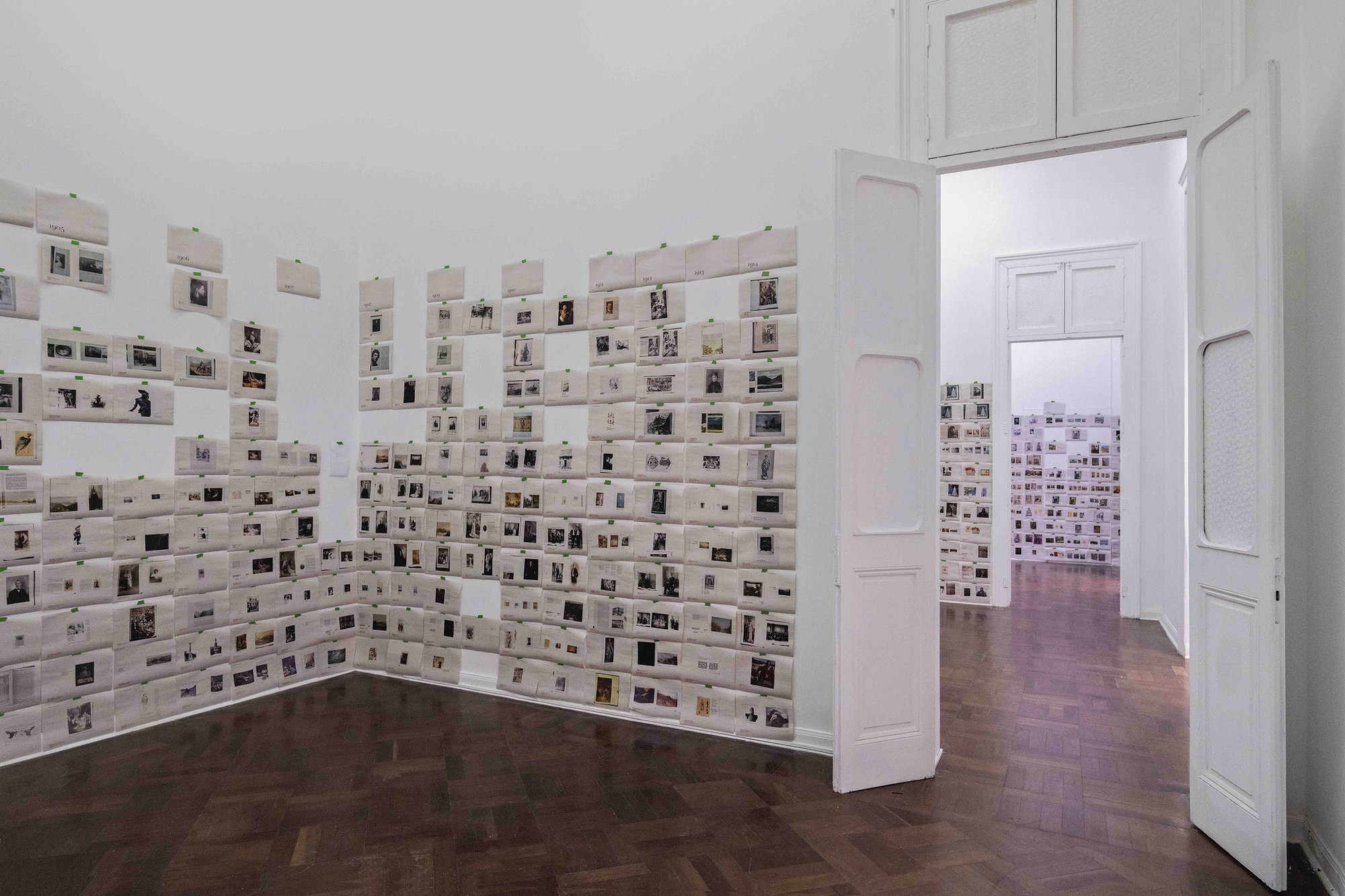 Iosu Aramburu. Atlas del modernismo andino. 2022. Impresión láser sobre papel, cinta adhesiva. 230 cm × ancho variable. Cortesía de Galería Livia Benavides, Lima. Foto: Katherinne Fiedler