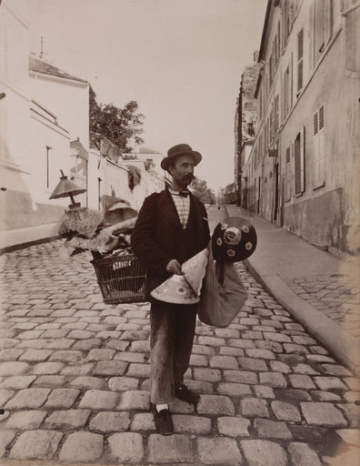 Eugène Atget. Marchand de abat-jours. 1899-1900