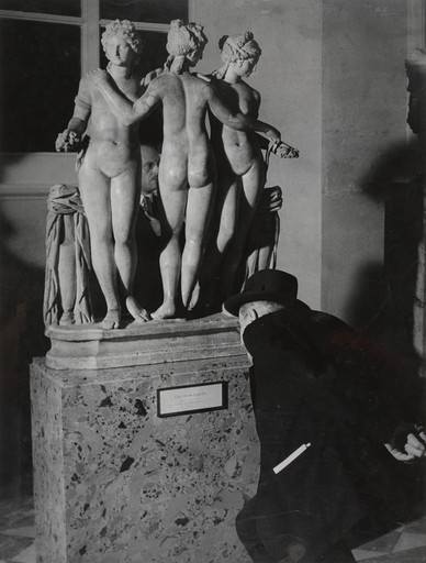 Brassaï (Gyula Halász). Les Trois Grâces, Musée de Louvre. c. 1936