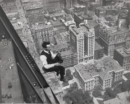 Unidentified photographer. Walter Miller phooting from Woolworth Building. 1912-13