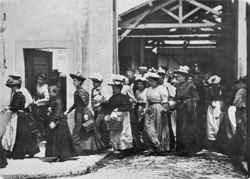 Louis Lumière. Sortie d'usine (Workers Leaving the Lumière Factory). 1895