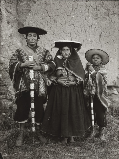 Martín Chambi. Indian Varayoc and Family, Tinta Kanchis. 1934
