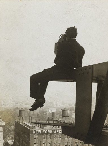 Underwood and Underwood. Photographing from the Blackwell's Island Bridge. 1907