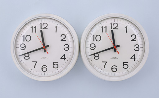 Felix Gonzalez-Torres. "Untitled" (Perfect Lovers). 1991