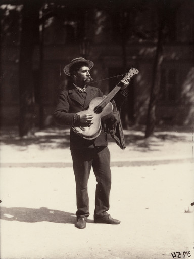 Eugène Atget. Joueur de guitare. 1899-1900