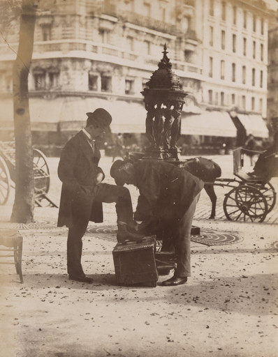 Eugène Atget. Decroteur. 1899-1900