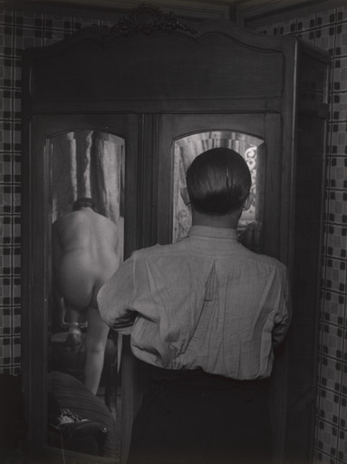 Brassaï (Gyula Halász). L'armoire à glace, rue Quincampoix, Paris. 1932