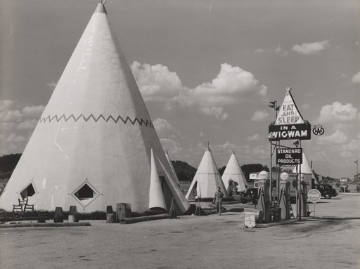 Marion Post Wolcott. Cabins Imitating the Indian Teepee for Tourists Along Highway South of Bardstown, Kentucky. 1940