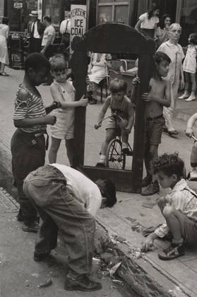 Helen Levitt. New York. c. 1940